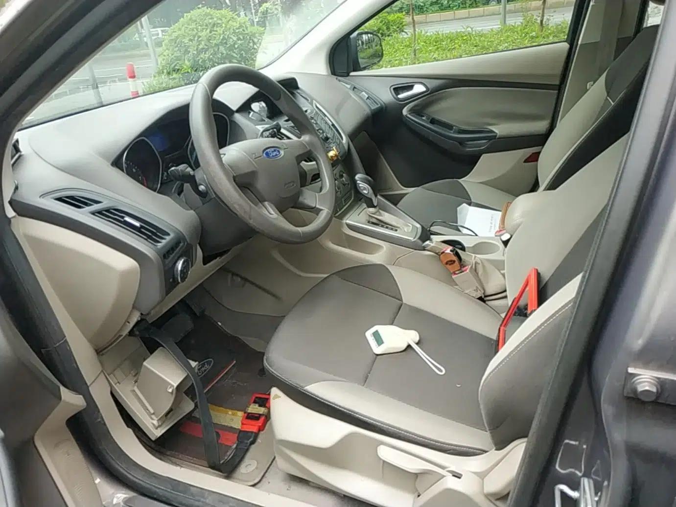 Ford Focus 2012 Sedan 1.6L Automatic Comfort Model — миниатюра 18