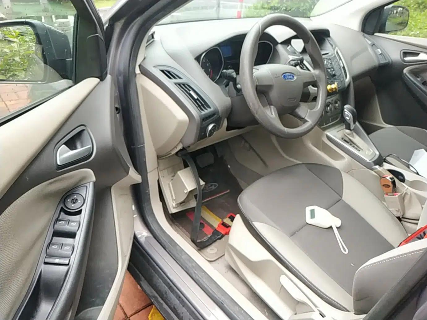 Ford Focus 2012 Sedan 1.6L Automatic Comfort Model — миниатюра 19