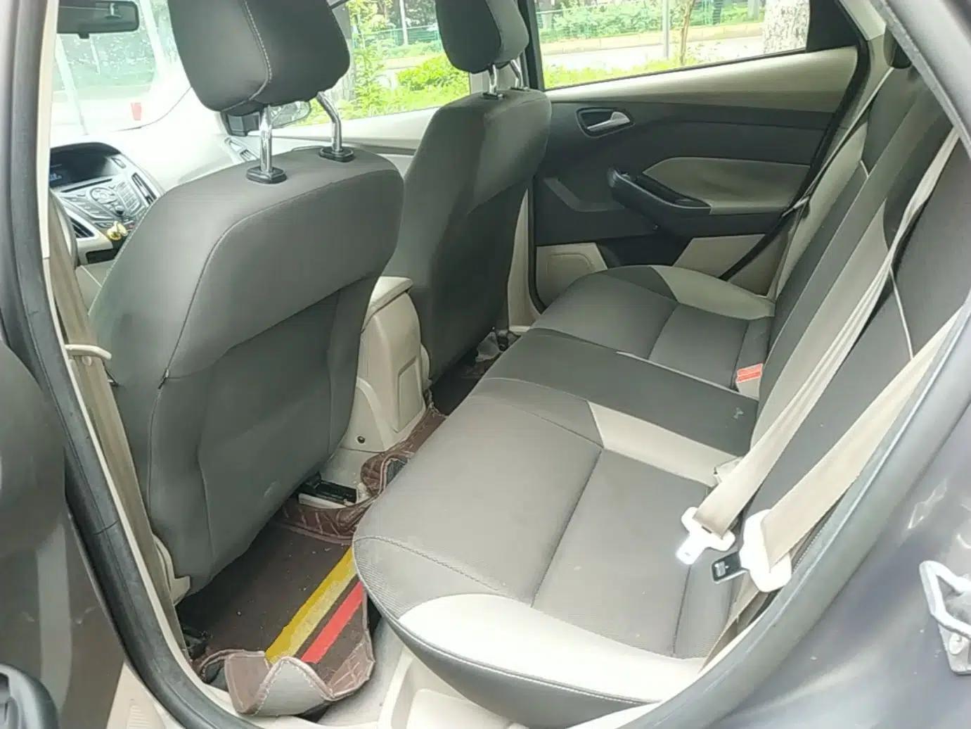 Ford Focus 2012 Sedan 1.6L Automatic Comfort Model — миниатюра 20