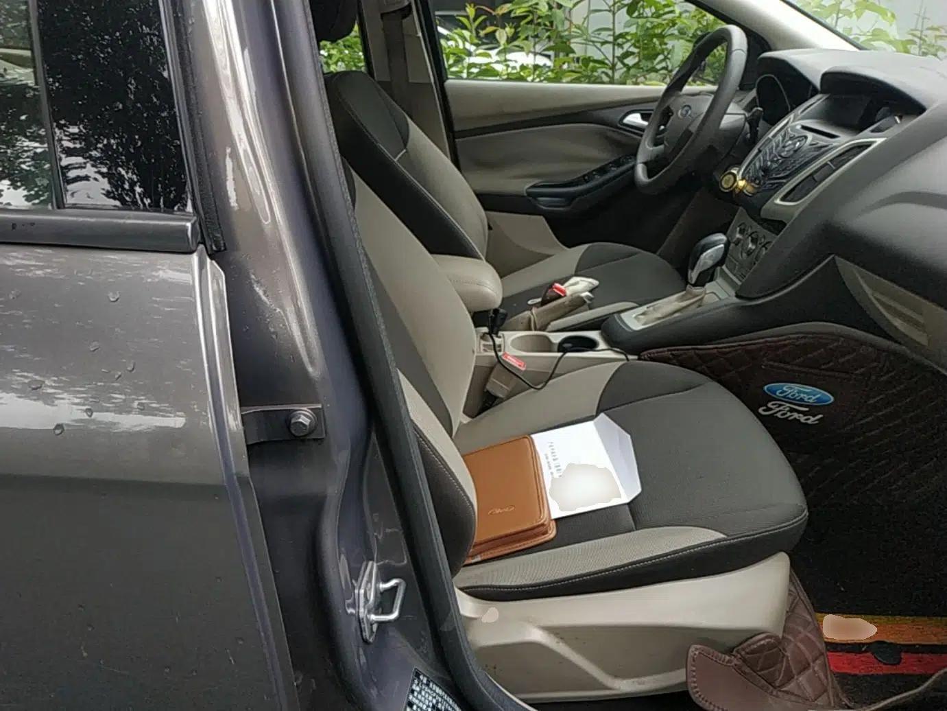 Ford Focus 2012 Sedan 1.6L Automatic Comfort Model — миниатюра 23