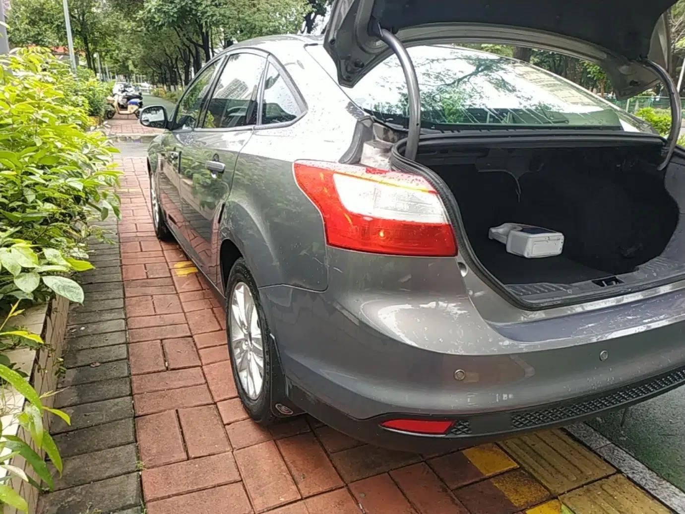 Ford Focus 2012 Sedan 1.6L Automatic Comfort Model — миниатюра 4