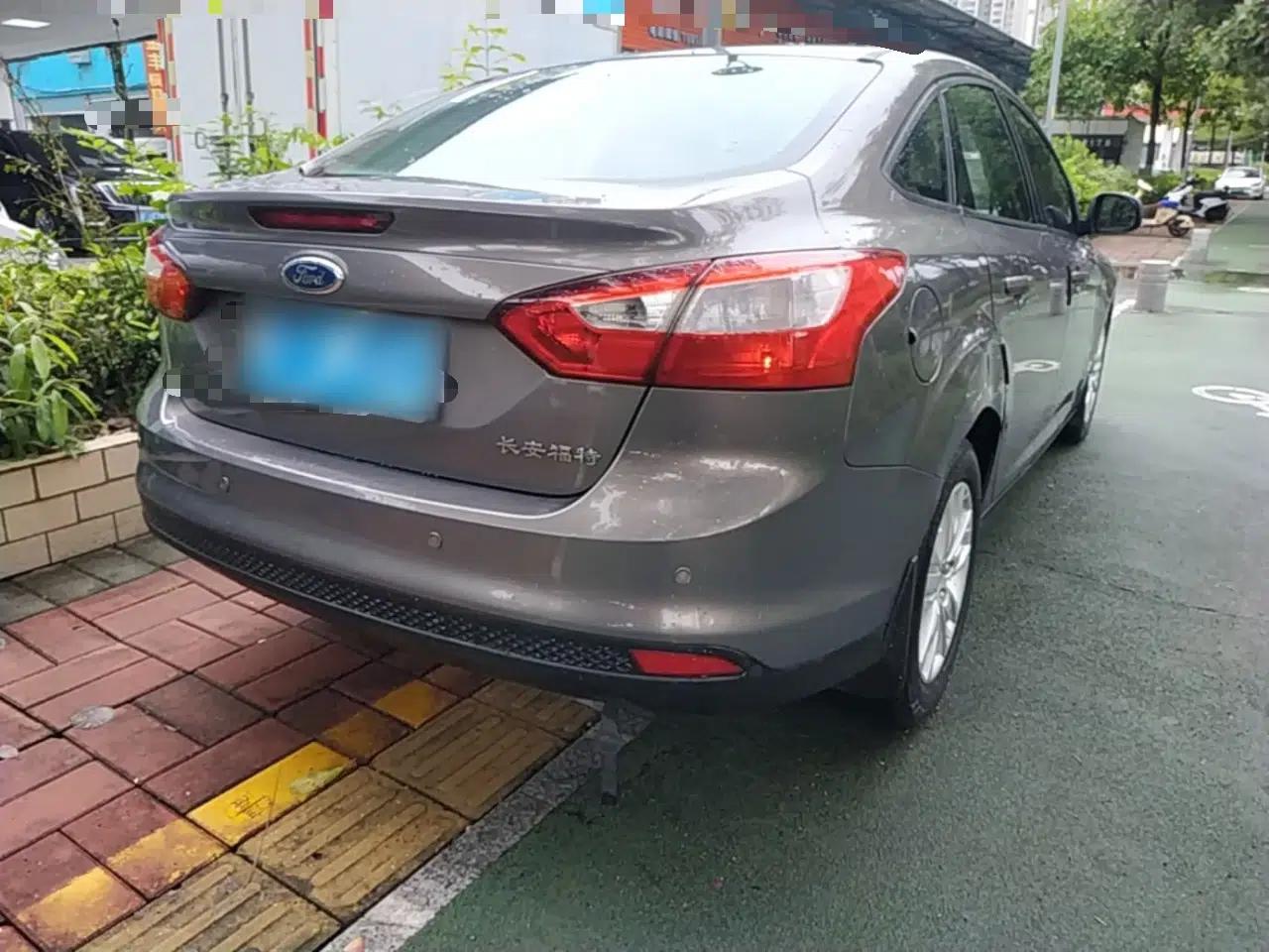 Ford Focus 2012 Sedan 1.6L Automatic Comfort Model — миниатюра 6