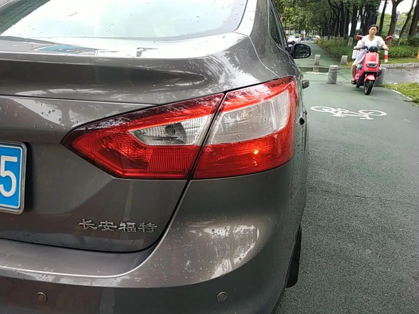 Ford Focus 2012 Sedan 1.6L Automatic Comfort Model — миниатюра 7
