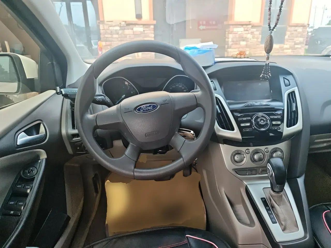 Ford Focus 2012 Sedan 1.6L Automatic Comfort Model — миниатюра 11