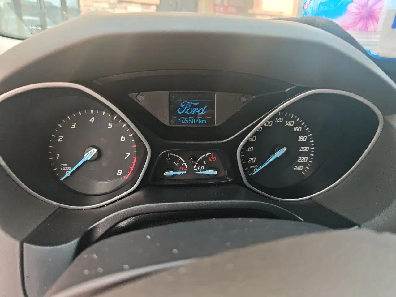 Ford Focus 2012 Sedan 1.6L Automatic Comfort Model — миниатюра 12