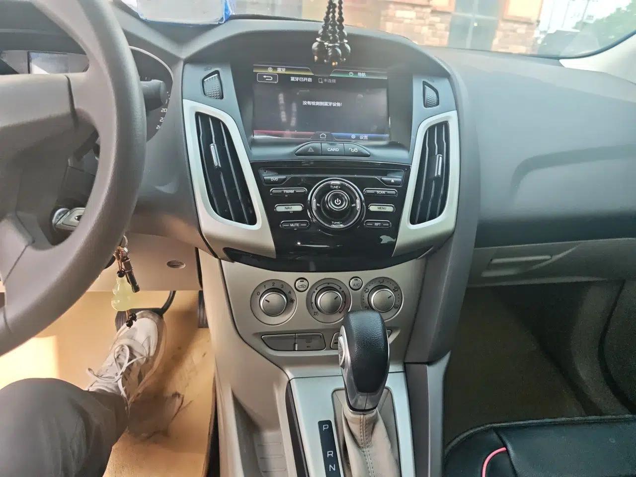 Ford Focus 2012 Sedan 1.6L Automatic Comfort Model — миниатюра 14