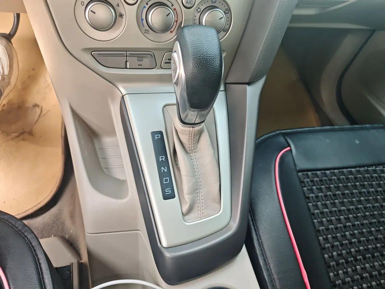 Ford Focus 2012 Sedan 1.6L Automatic Comfort Model — миниатюра 15