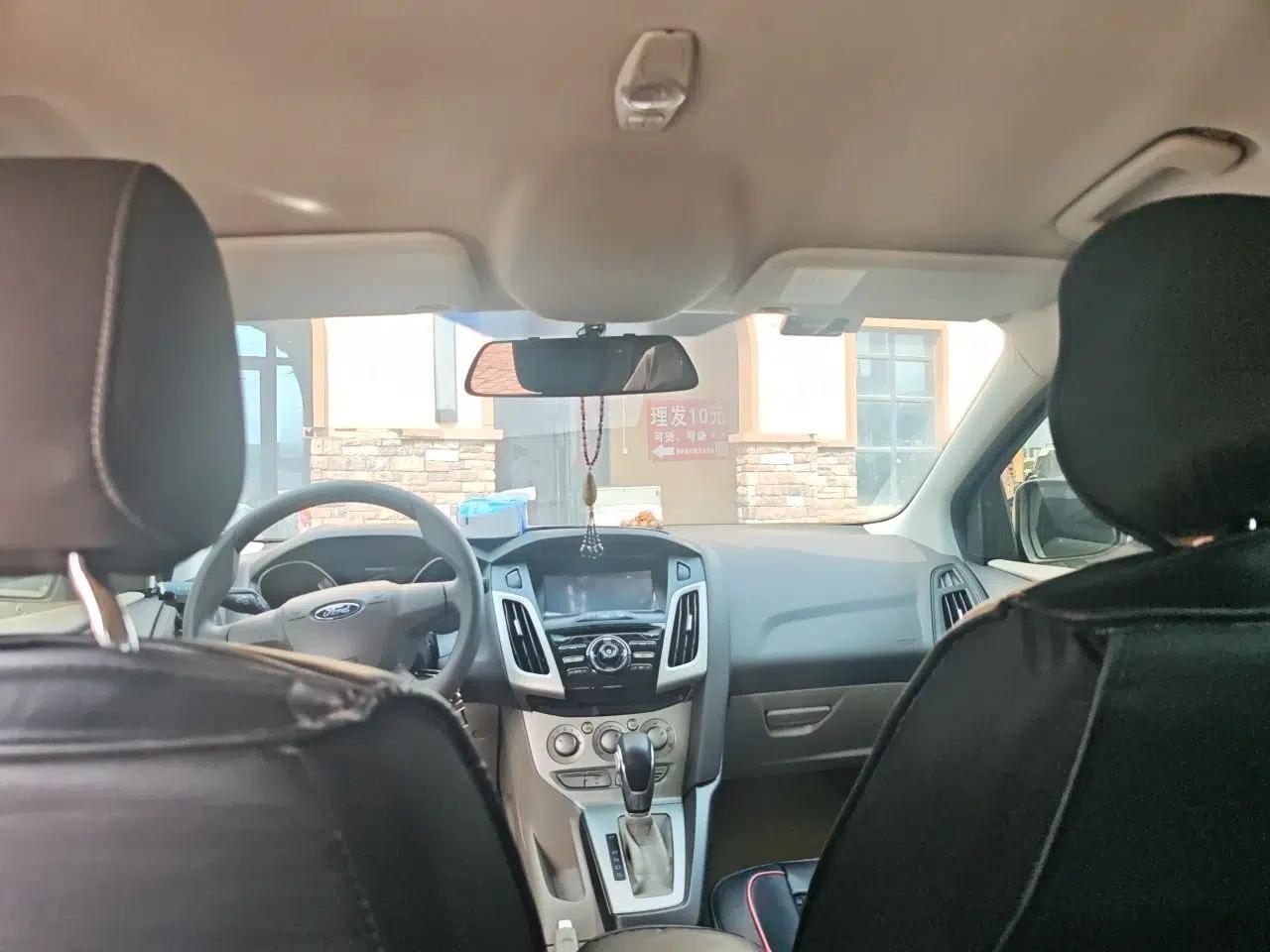 Ford Focus 2012 Sedan 1.6L Automatic Comfort Model — миниатюра 19