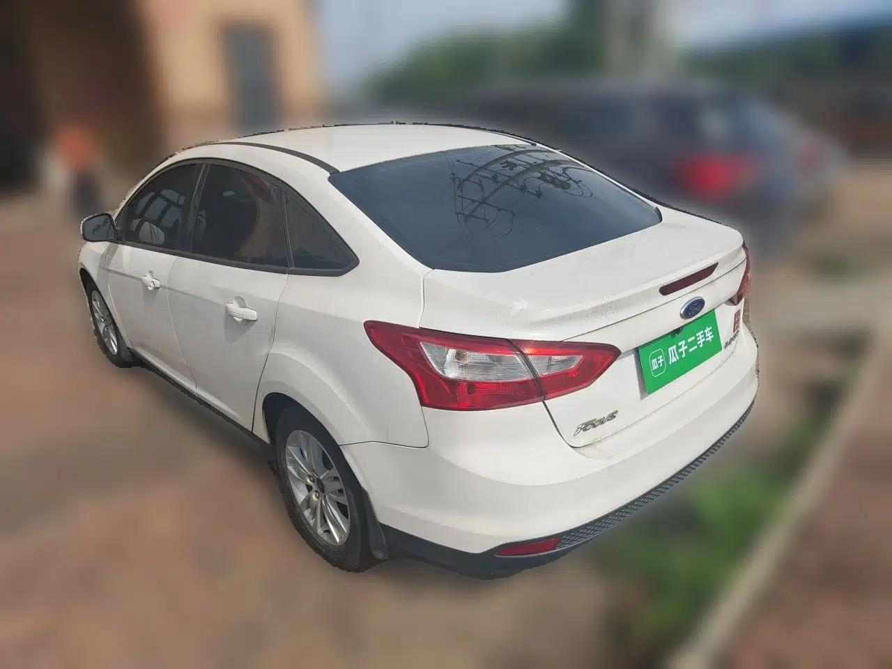 Ford Focus 2012 Sedan 1.6L Automatic Comfort Model — миниатюра 4