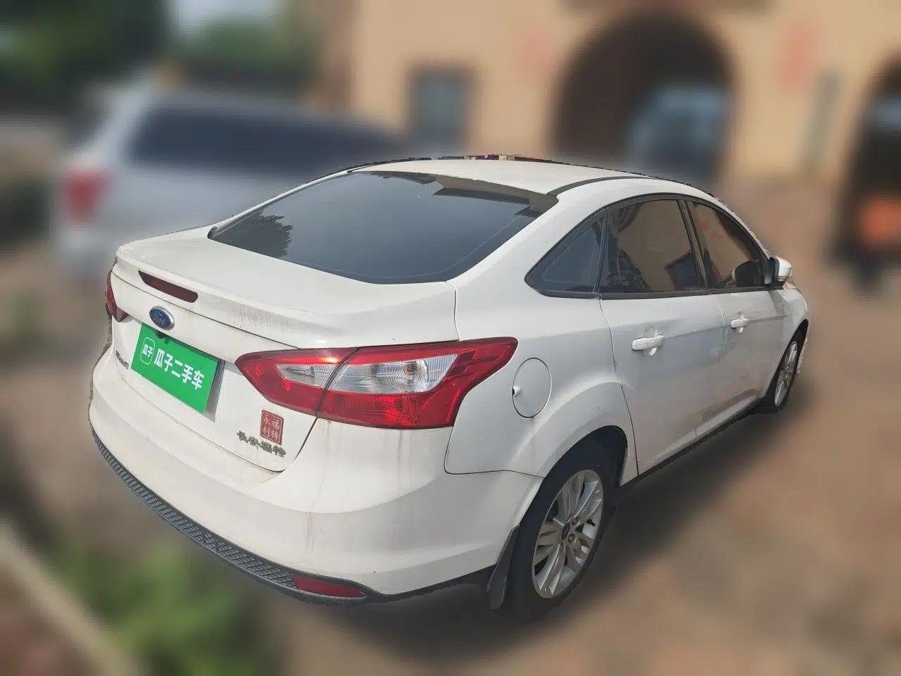 Ford Focus 2012 Sedan 1.6L Automatic Comfort Model — миниатюра 6