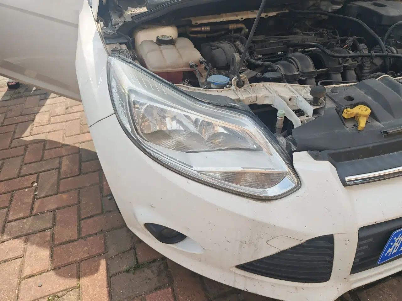 Ford Focus 2012 Sedan 1.6L Automatic Comfort Model — миниатюра 7