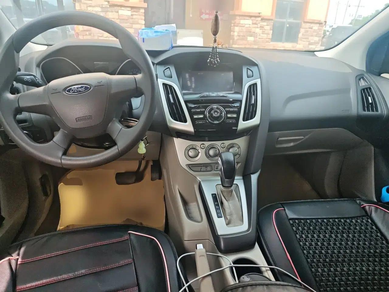 Ford Focus 2012 Sedan 1.6L Automatic Comfort Model — миниатюра 10
