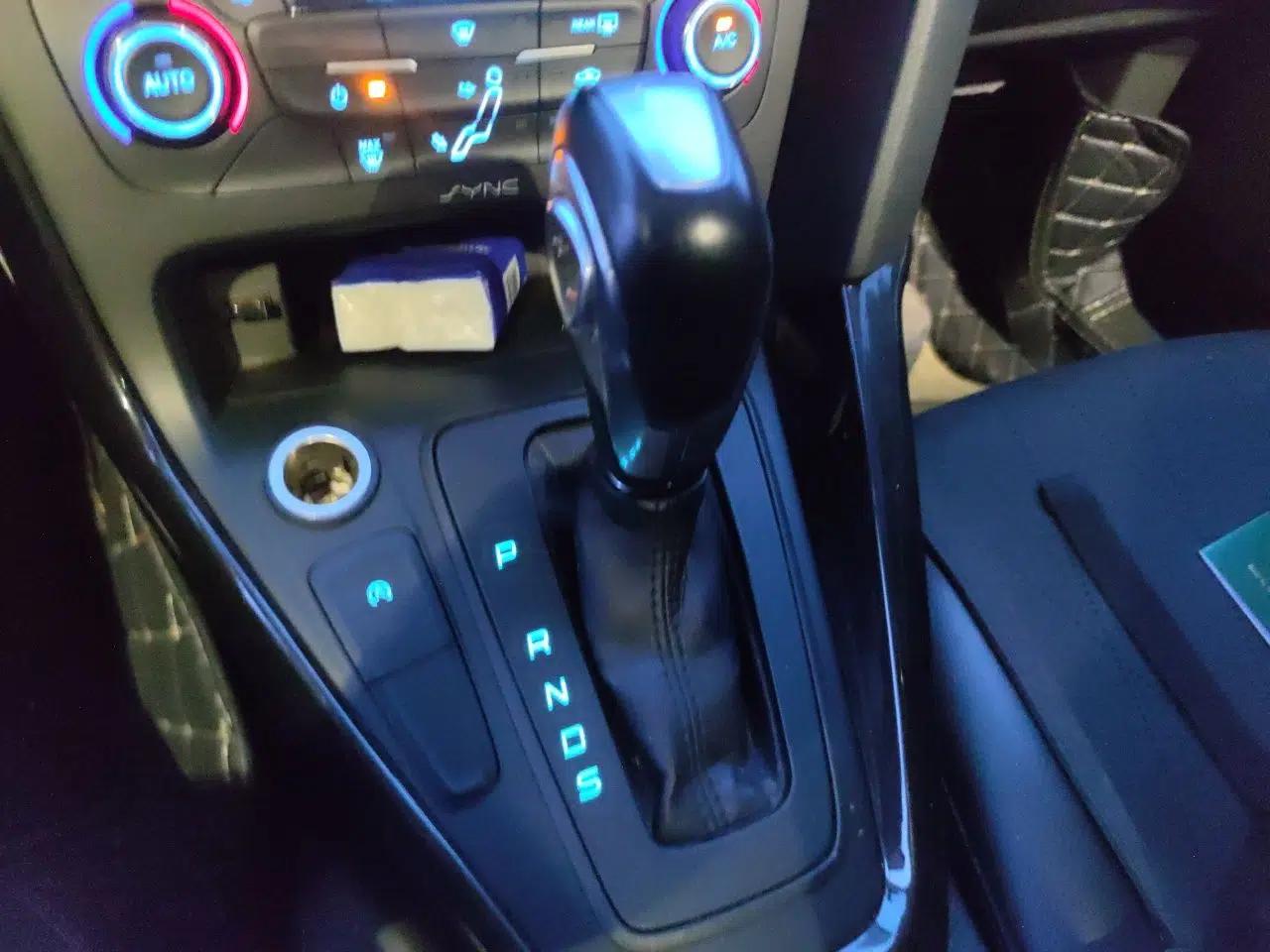 Ford Focus 2015 Hatchback EcoBoost 125 Automatic Supreme Style Edition — миниатюра 15