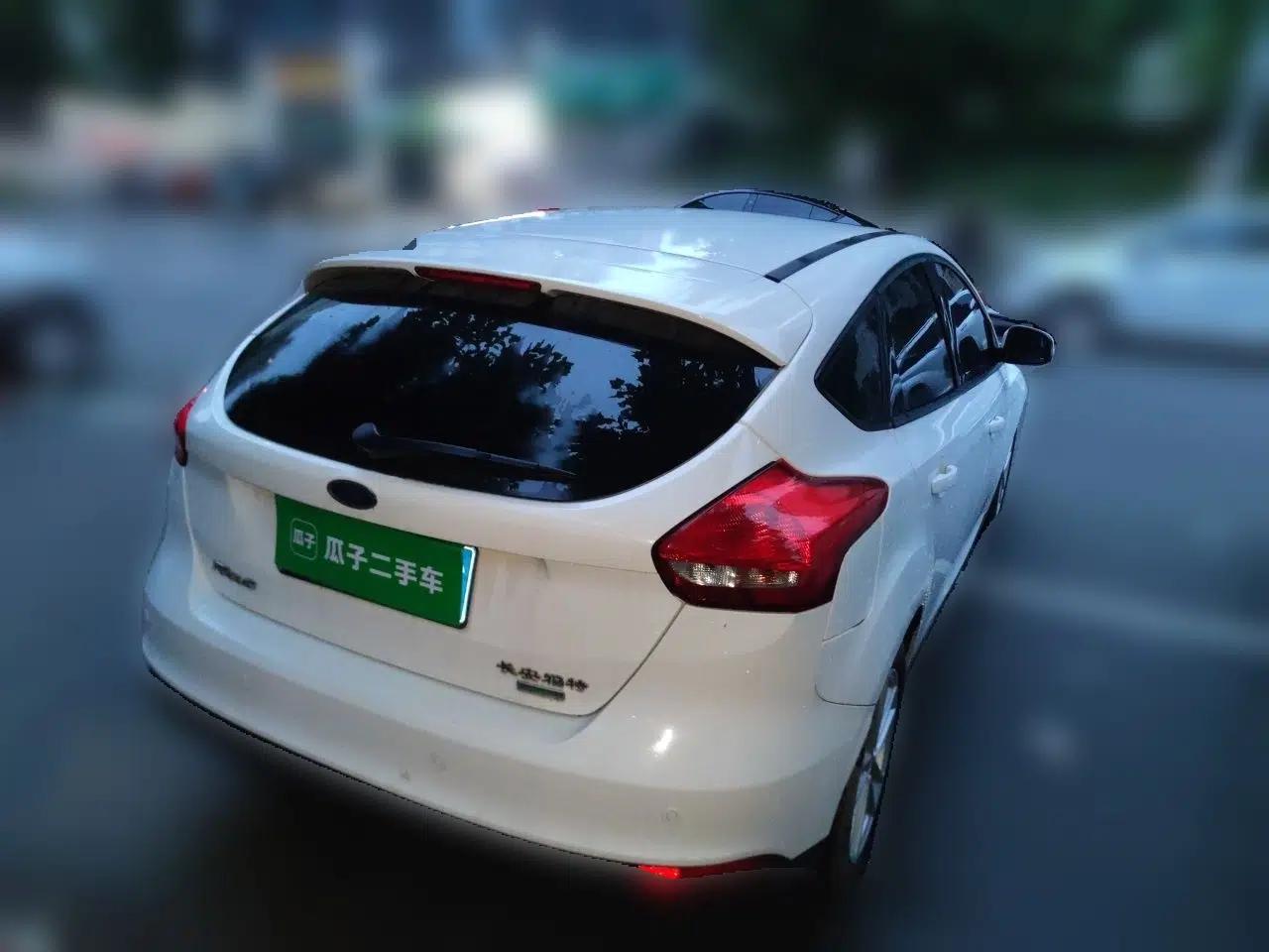 Ford Focus 2015 Hatchback EcoBoost 125 Automatic Supreme Style Edition — миниатюра 6