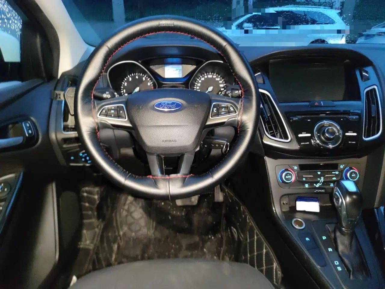 Ford Focus 2015 Hatchback EcoBoost 125 Automatic Supreme Style Edition — миниатюра 10