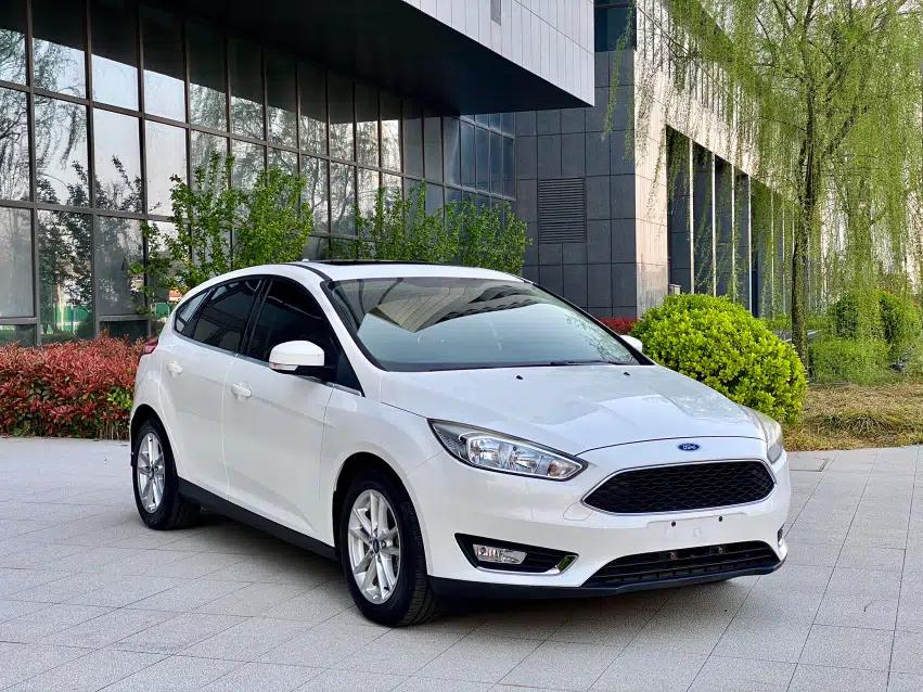 Ford Focus 2017 Hatchback EcoBoost 180 Automatic Elite Model — миниатюра 2