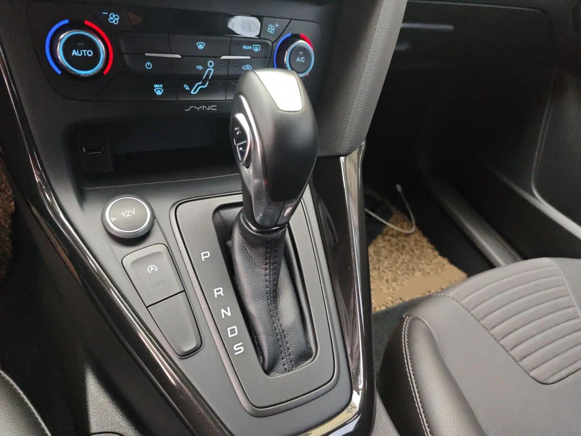 Ford Focus 2017 Hatchback EcoBoost 180 Automatic Elite Model — миниатюра 11