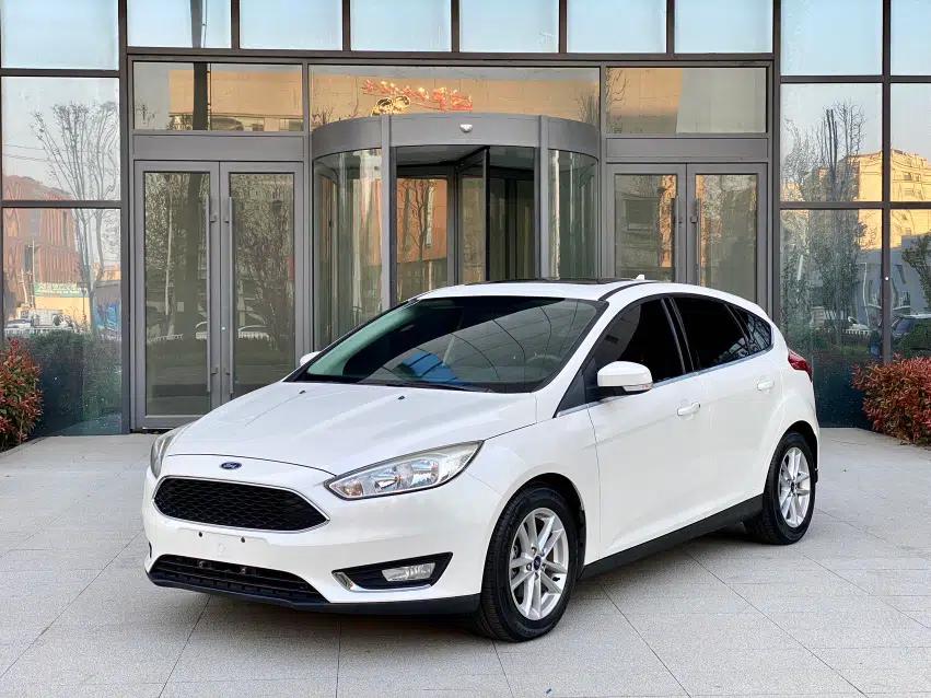 Ford Focus 2017 Hatchback EcoBoost 180 Automatic Elite Model — миниатюра 3
