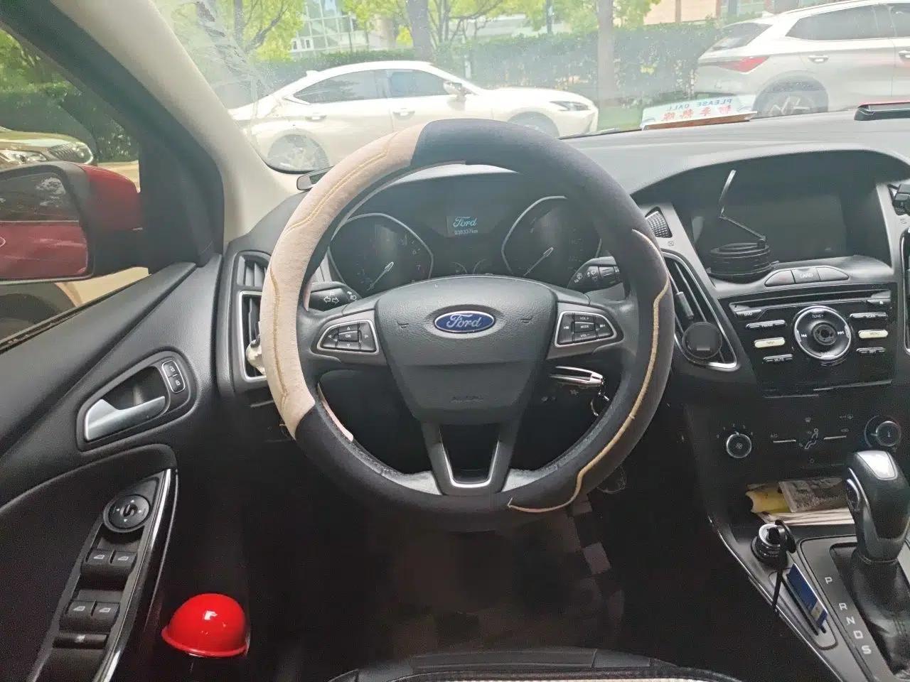 Ford Focus 2018 Sedan Classic 1.6L Automatic Trendy SmartDrive Edition — миниатюра 11