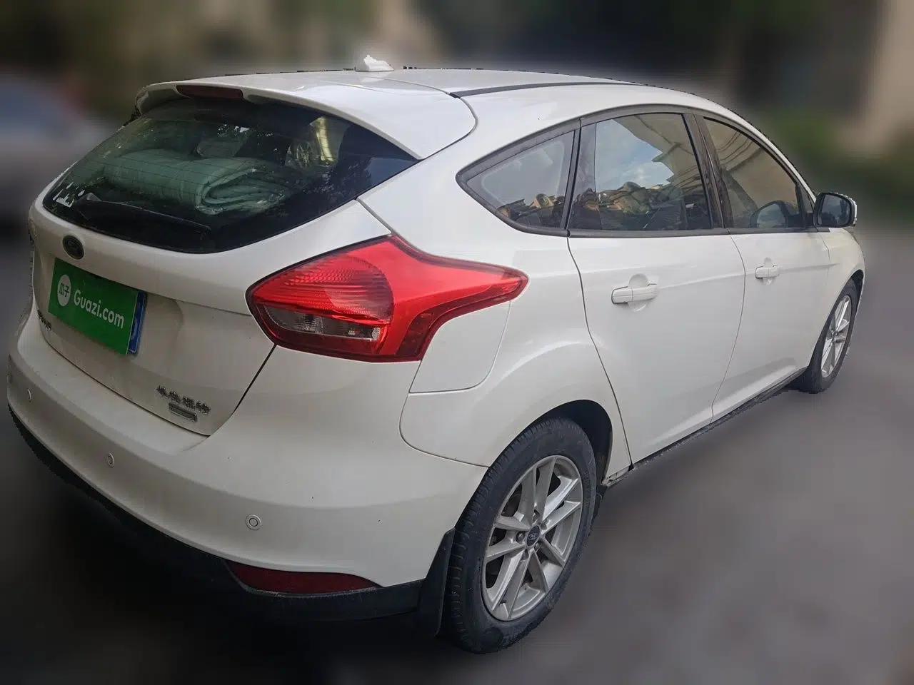 Ford Focus 2017 Hatchback EcoBoost 125 Automatic - Ultra-Powerful Style Edition with Smart Drive Features — миниатюра 4