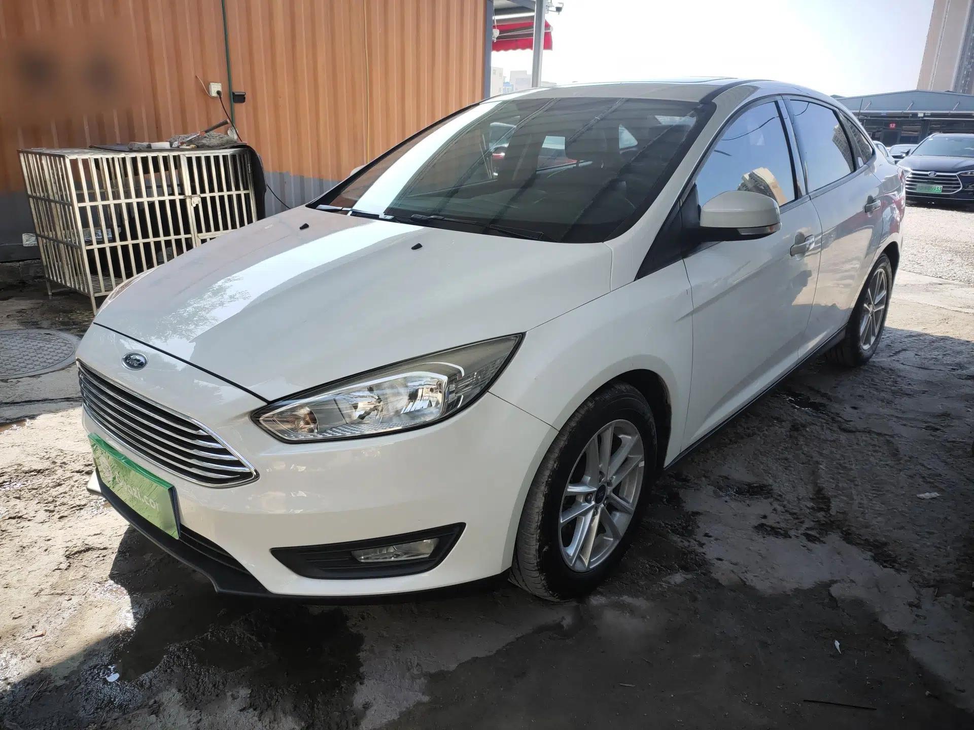Ford Focus 2018 Sedan Classic EcoBoost 125 Automatic Supercharged Style SmartDrive Edition — миниатюра 1