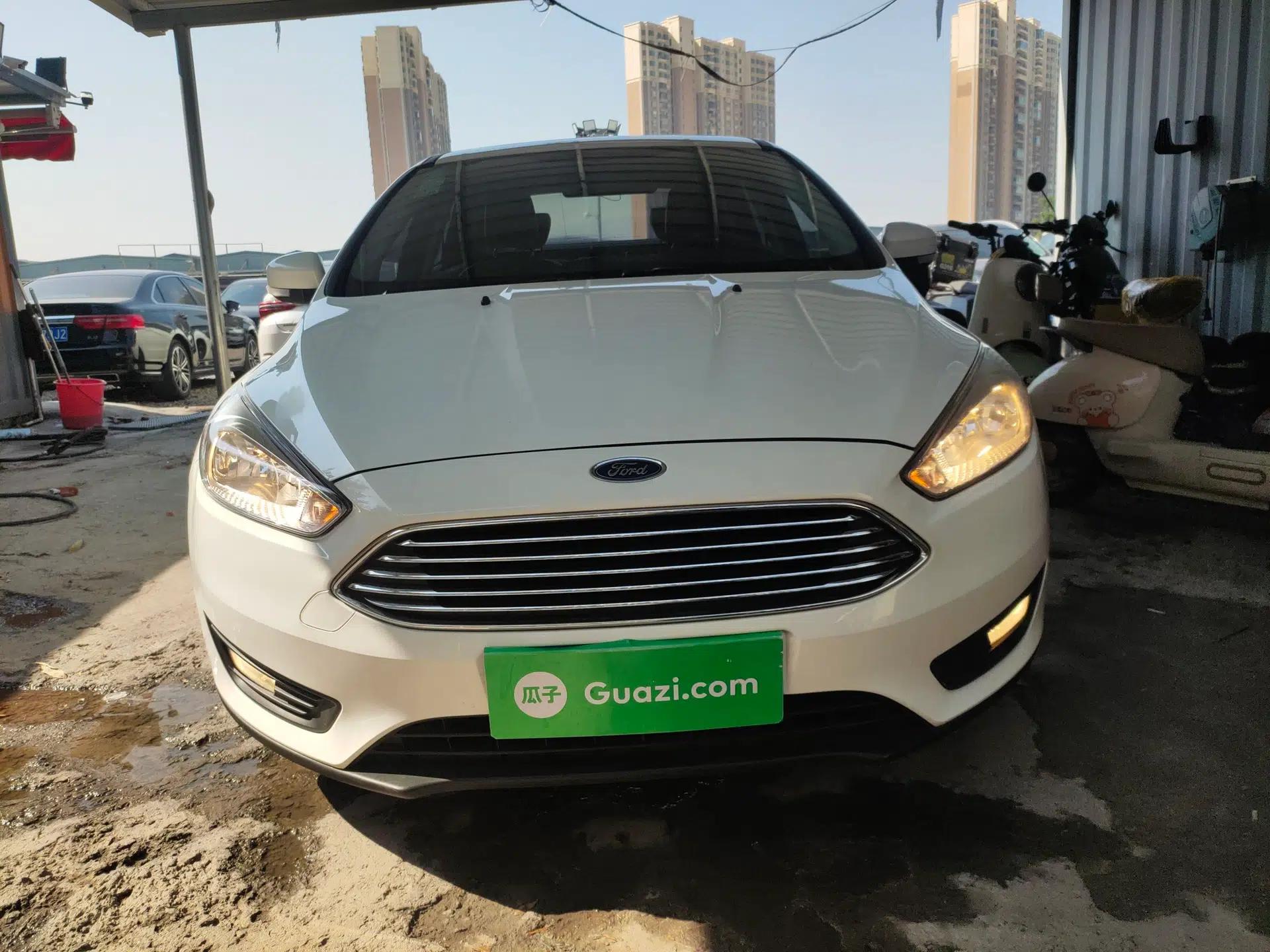 Ford Focus 2018 Sedan Classic EcoBoost 125 Automatic Supercharged Style SmartDrive Edition — миниатюра 2