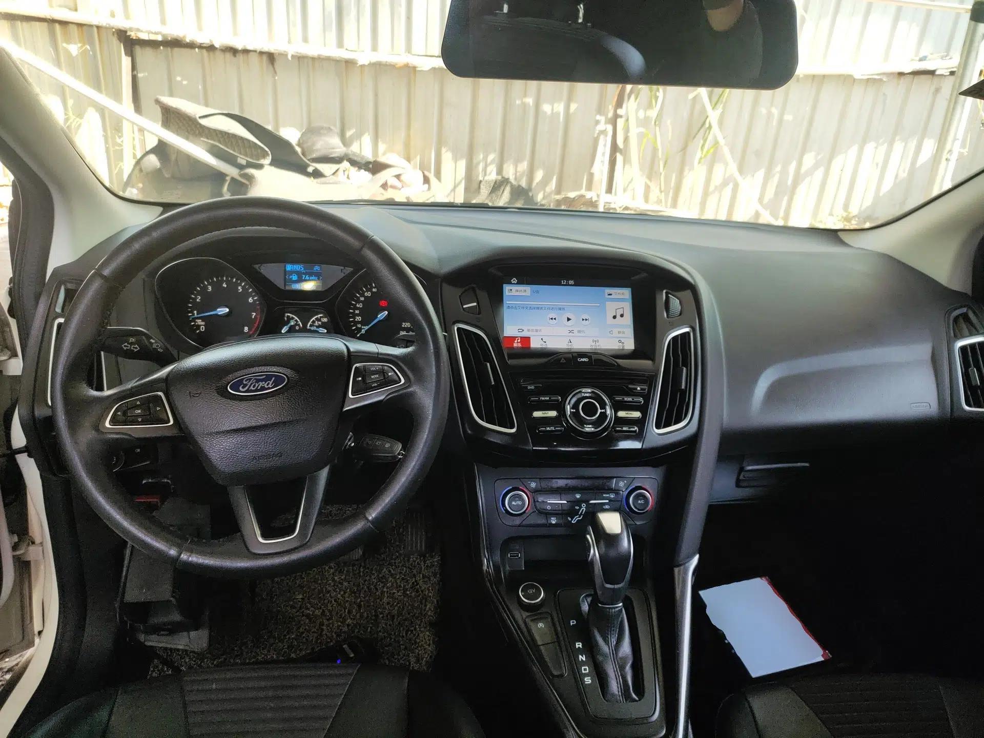Ford Focus 2018 Sedan Classic EcoBoost 125 Automatic Supercharged Style SmartDrive Edition — миниатюра 13