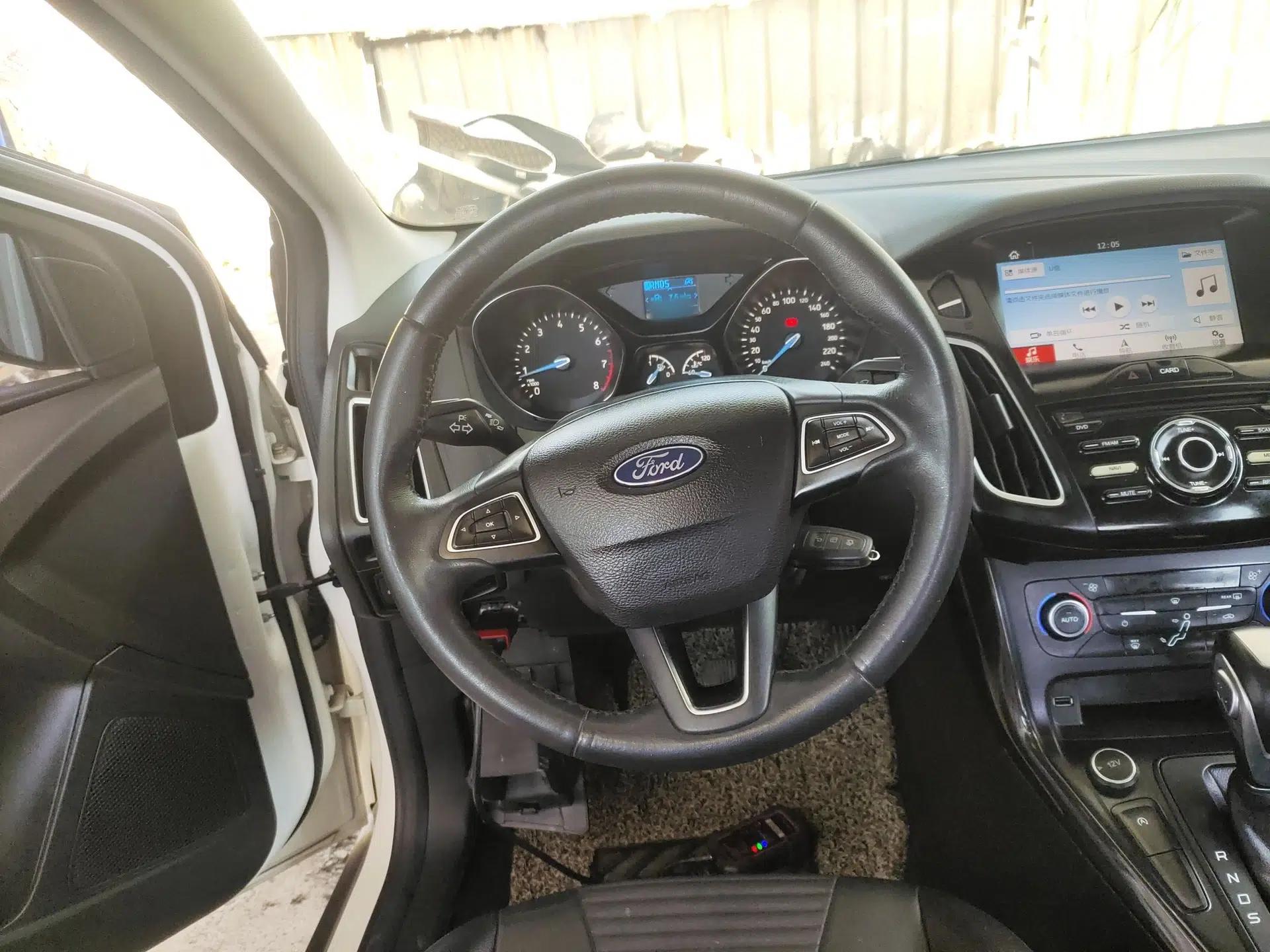 Ford Focus 2018 Sedan Classic EcoBoost 125 Automatic Supercharged Style SmartDrive Edition — миниатюра 14