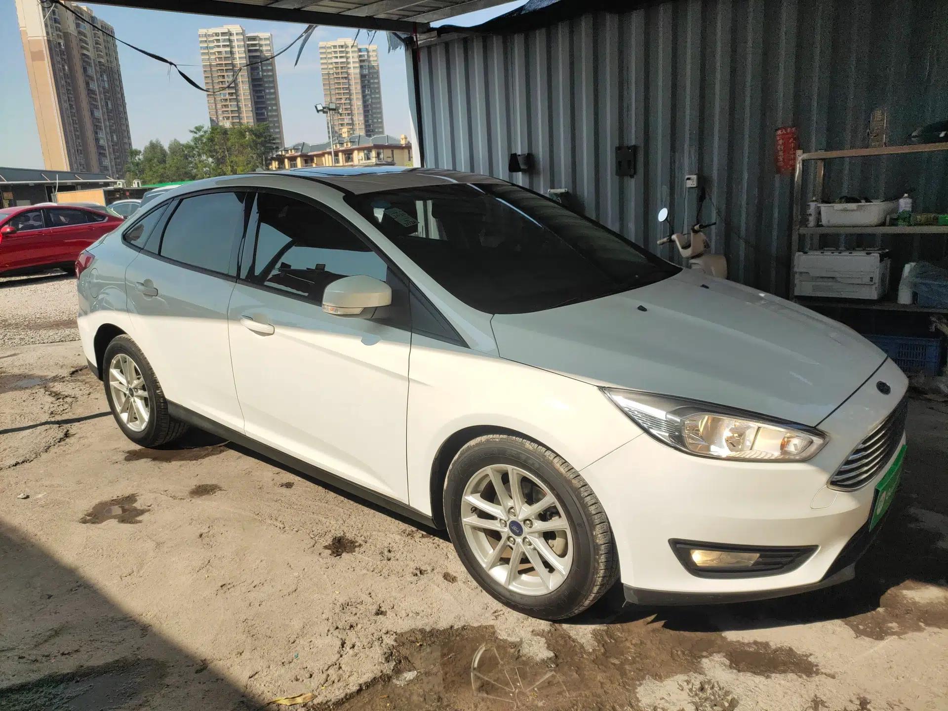 Ford Focus 2018 Sedan Classic EcoBoost 125 Automatic Supercharged Style SmartDrive Edition — миниатюра 3