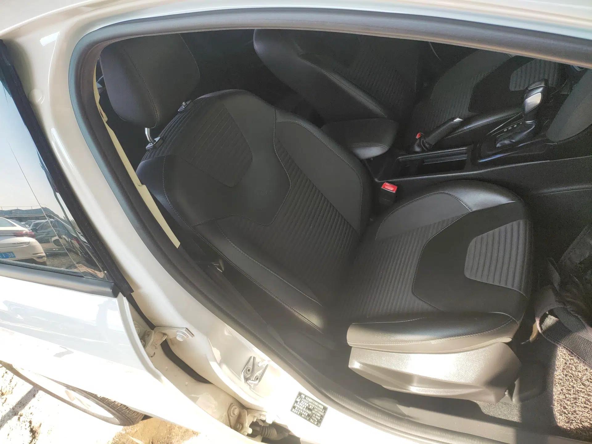 Ford Focus 2018 Sedan Classic EcoBoost 125 Automatic Supercharged Style SmartDrive Edition — миниатюра 23