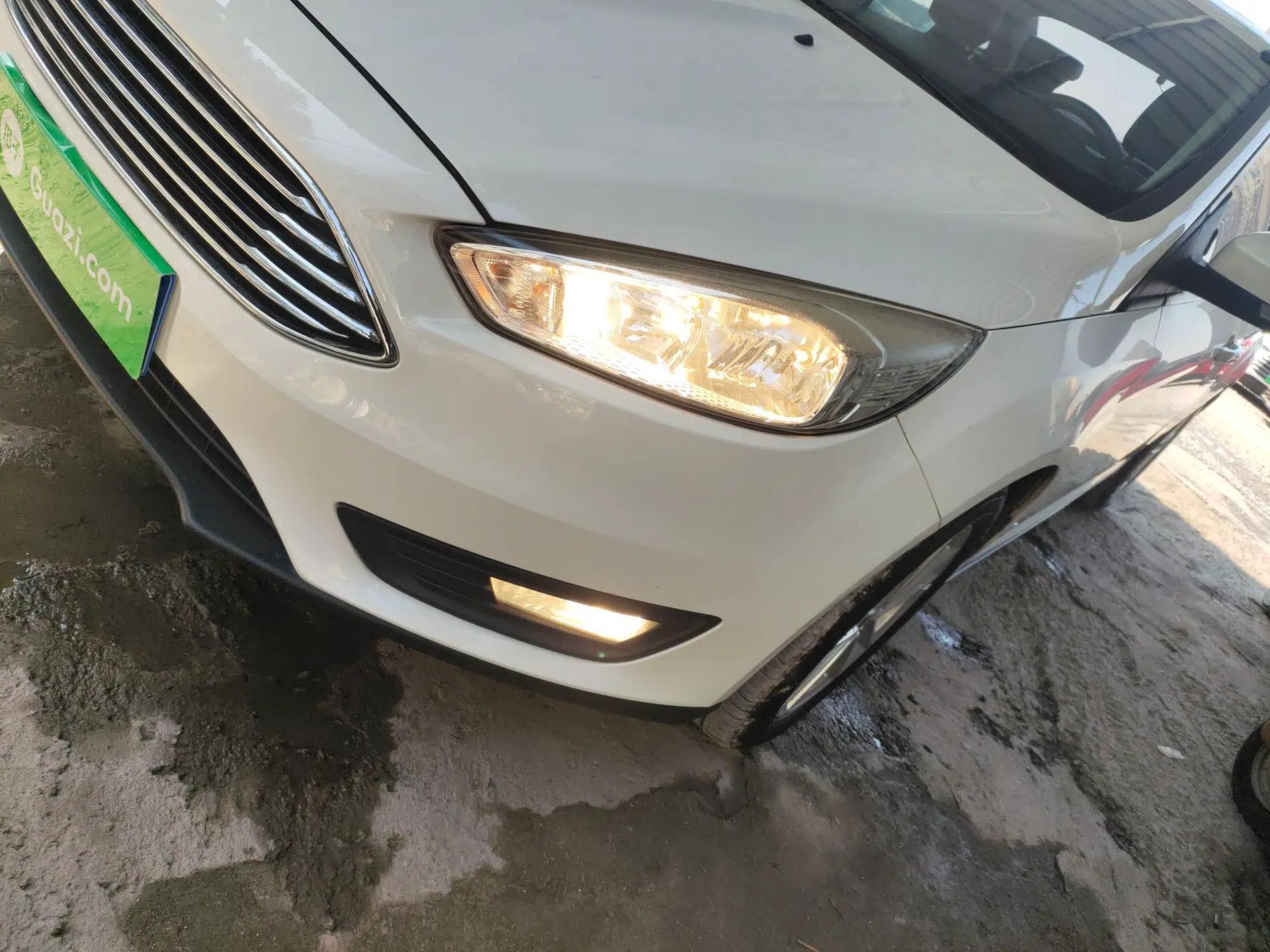 Ford Focus 2018 Sedan Classic EcoBoost 125 Automatic Supercharged Style SmartDrive Edition — миниатюра 9