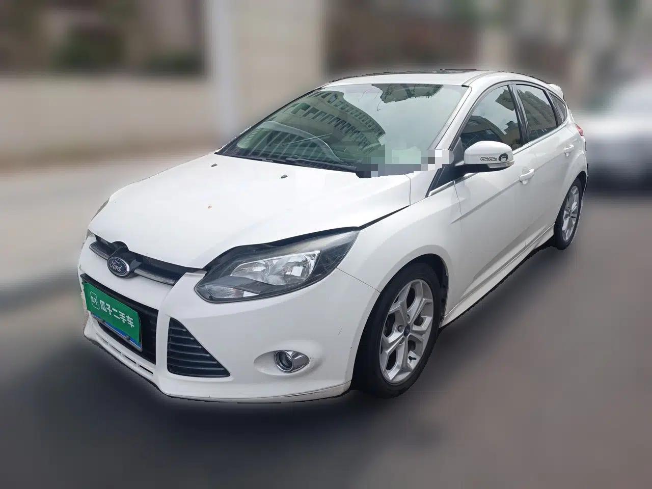 Ford Focus 2012 Hatchback 2.0L Automatic Luxury Sport Model — миниатюра 1