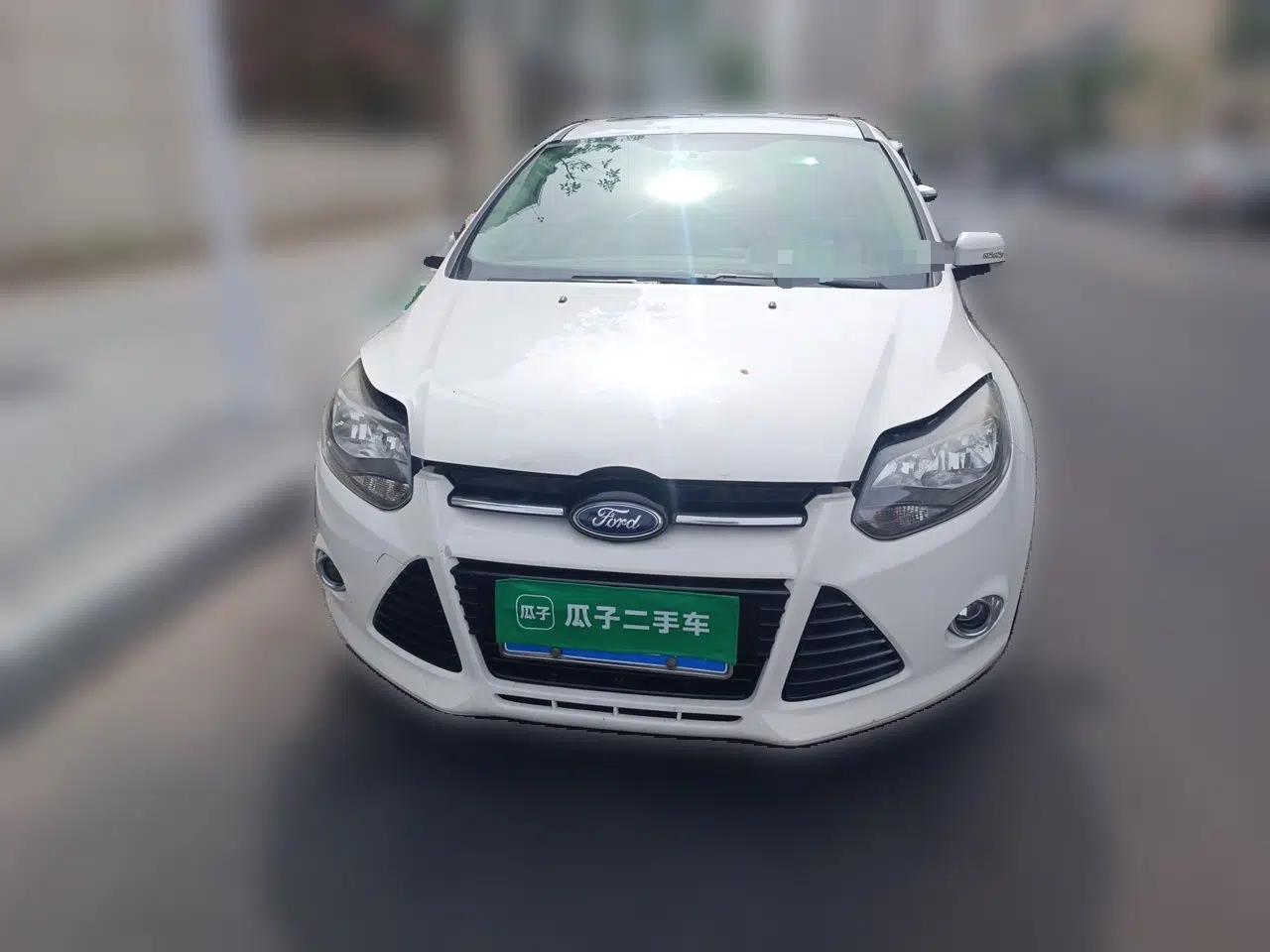 Ford Focus 2012 Hatchback 2.0L Automatic Luxury Sport Model — миниатюра 2