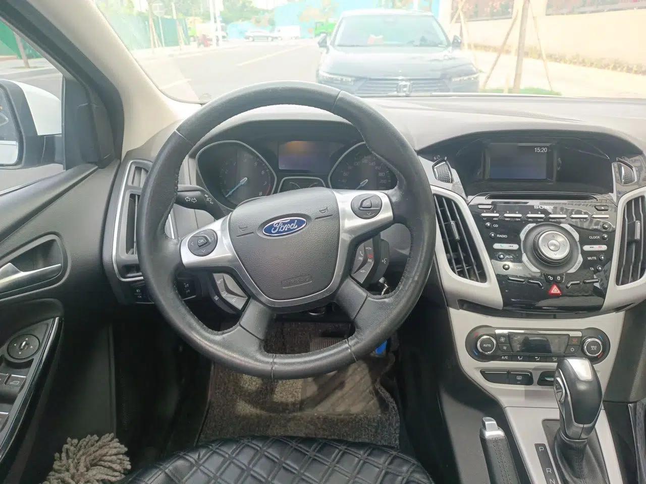 Ford Focus 2012 Hatchback 2.0L Automatic Luxury Sport Model — миниатюра 11
