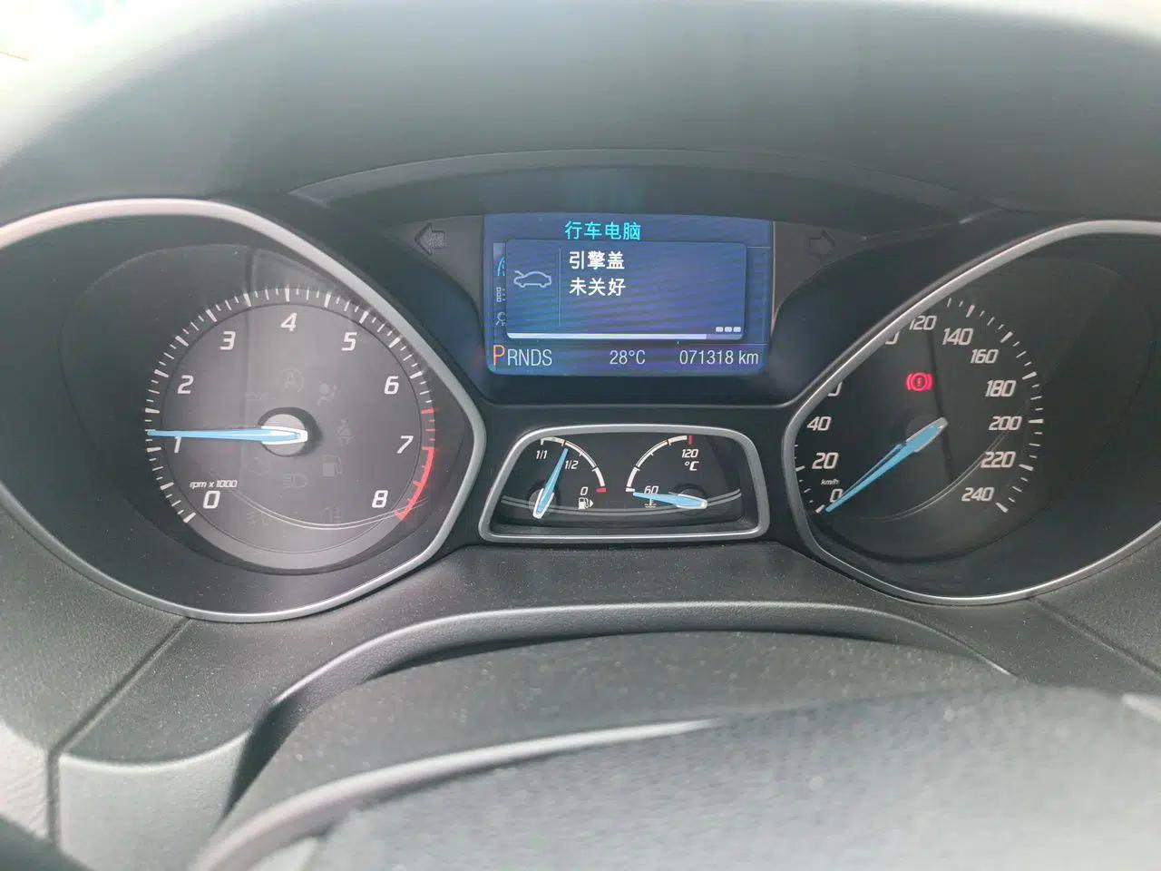 Ford Focus 2012 Hatchback 2.0L Automatic Luxury Sport Model — миниатюра 12