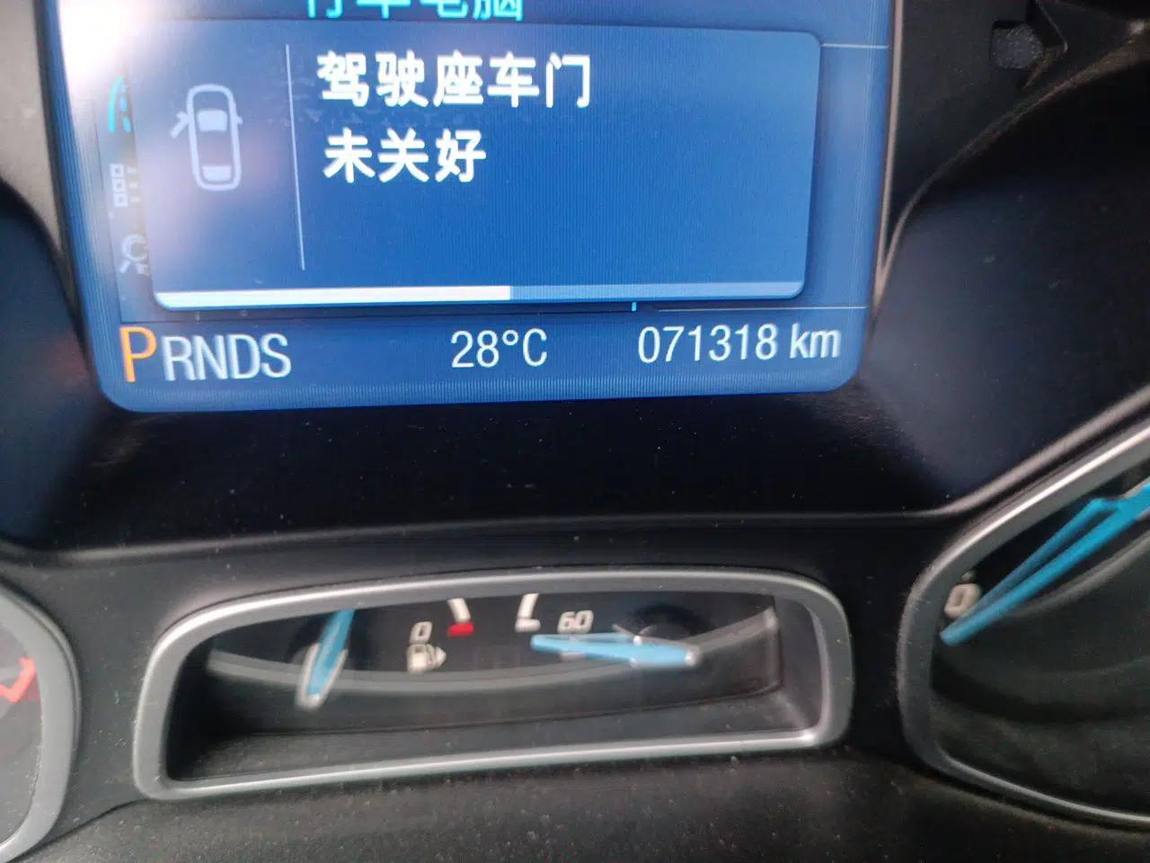 Ford Focus 2012 Hatchback 2.0L Automatic Luxury Sport Model — миниатюра 13