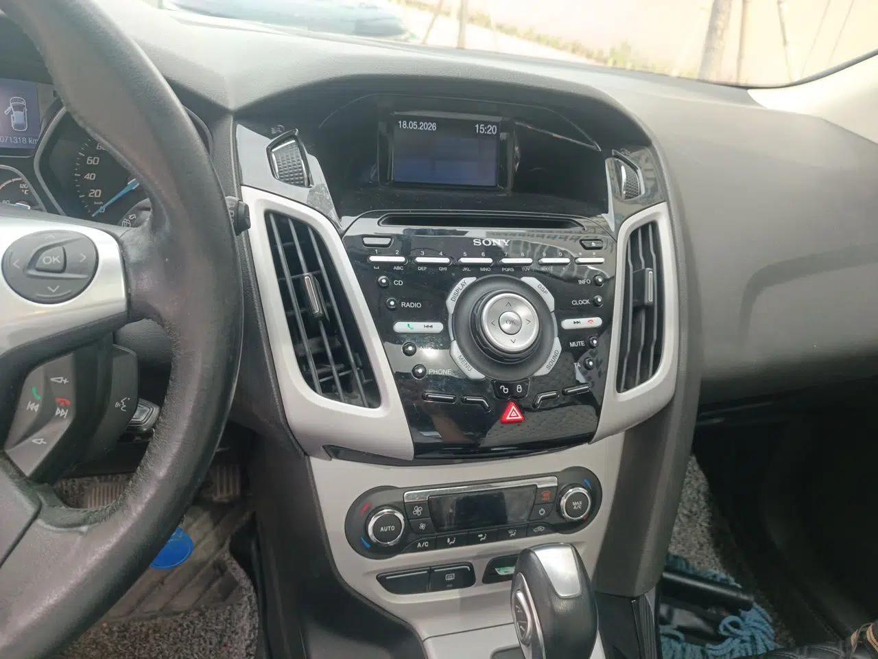 Ford Focus 2012 Hatchback 2.0L Automatic Luxury Sport Model — миниатюра 14