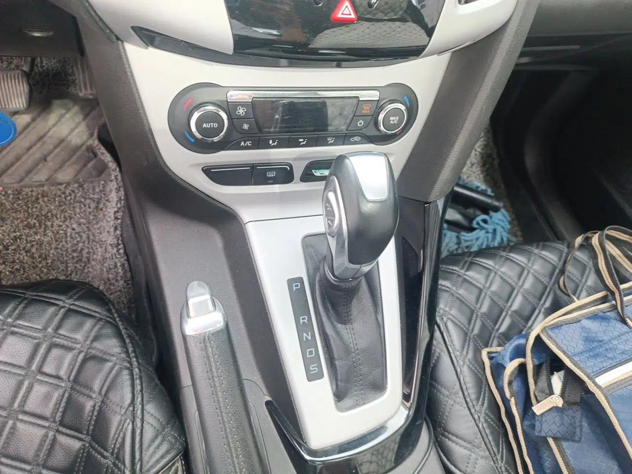Ford Focus 2012 Hatchback 2.0L Automatic Luxury Sport Model — миниатюра 15