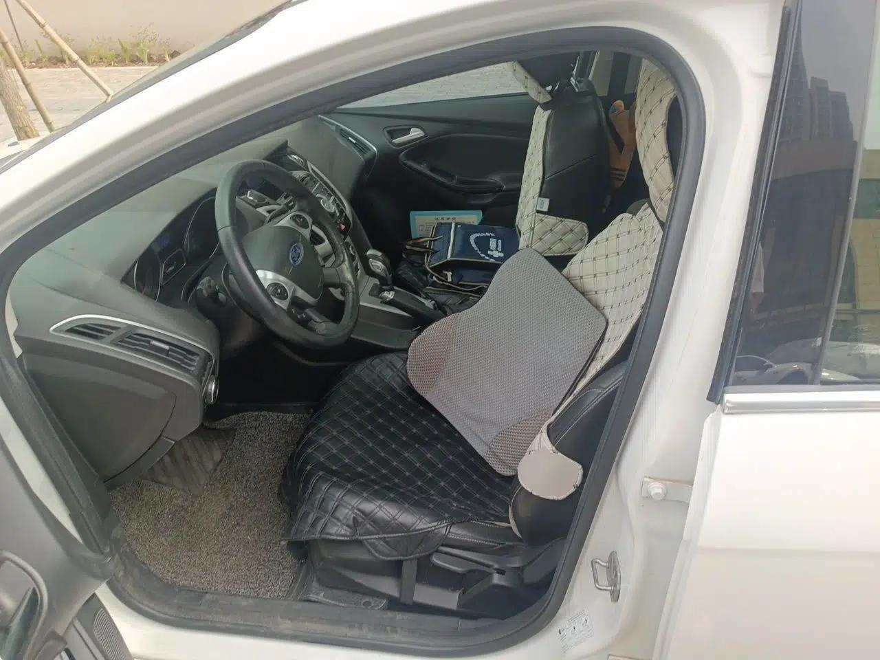 Ford Focus 2012 Hatchback 2.0L Automatic Luxury Sport Model — миниатюра 16