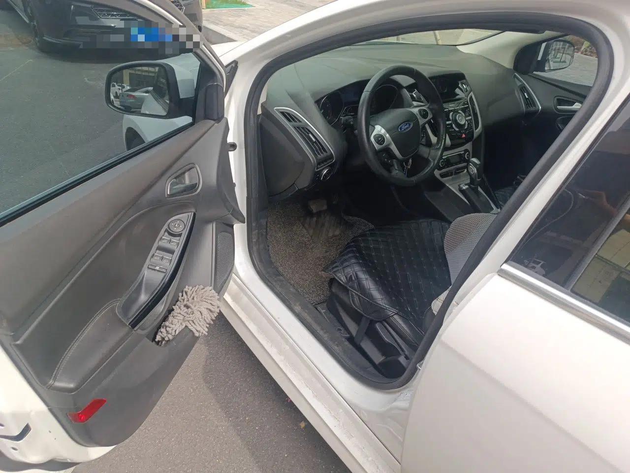 Ford Focus 2012 Hatchback 2.0L Automatic Luxury Sport Model — миниатюра 17
