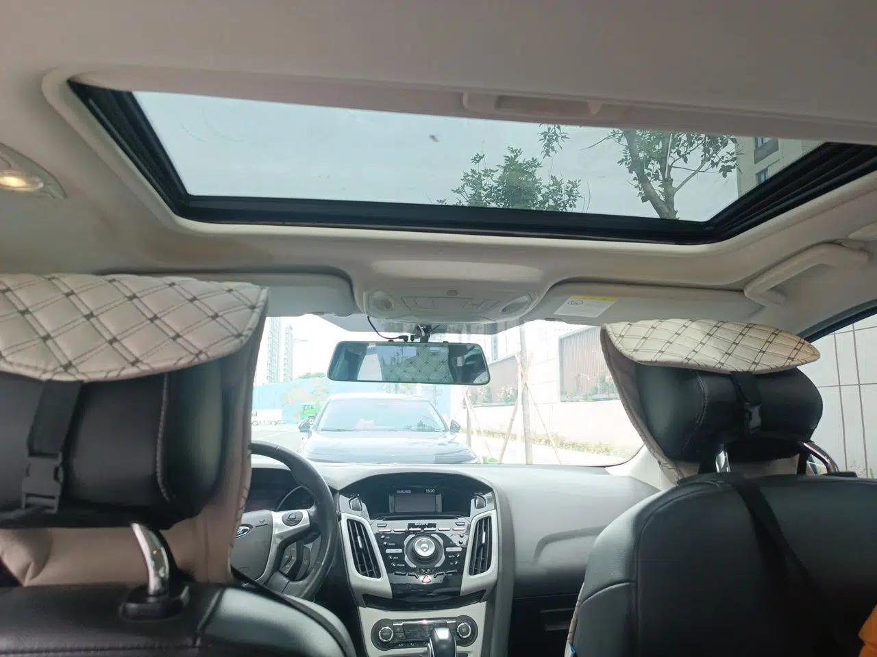 Ford Focus 2012 Hatchback 2.0L Automatic Luxury Sport Model — миниатюра 19