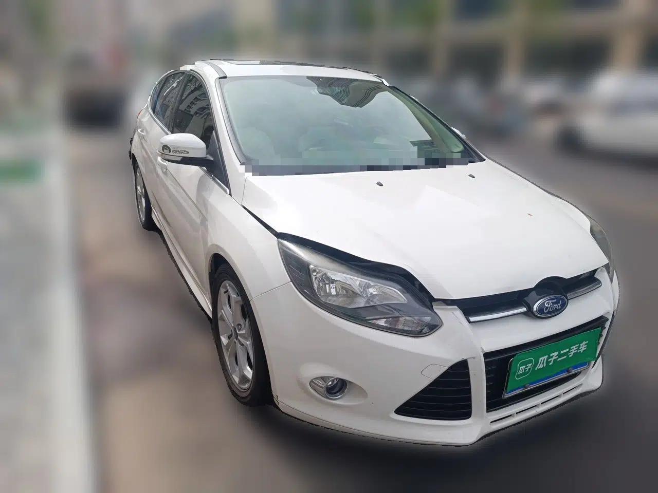 Ford Focus 2012 Hatchback 2.0L Automatic Luxury Sport Model — миниатюра 3