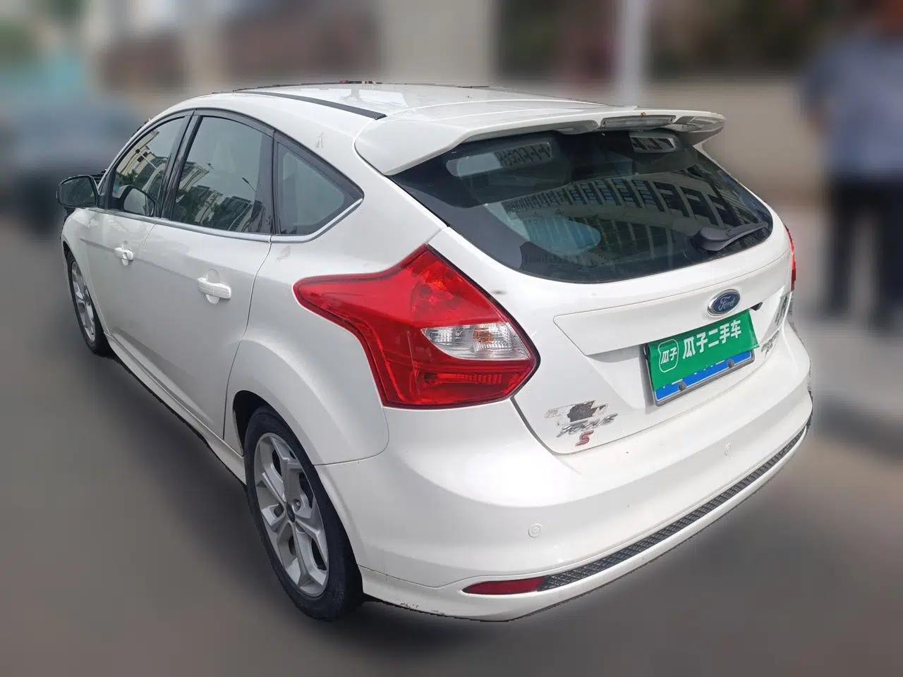 Ford Focus 2012 Hatchback 2.0L Automatic Luxury Sport Model — миниатюра 4