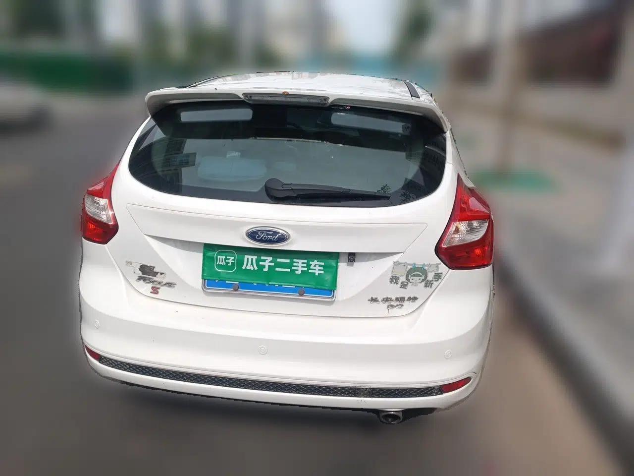 Ford Focus 2012 Hatchback 2.0L Automatic Luxury Sport Model — миниатюра 5