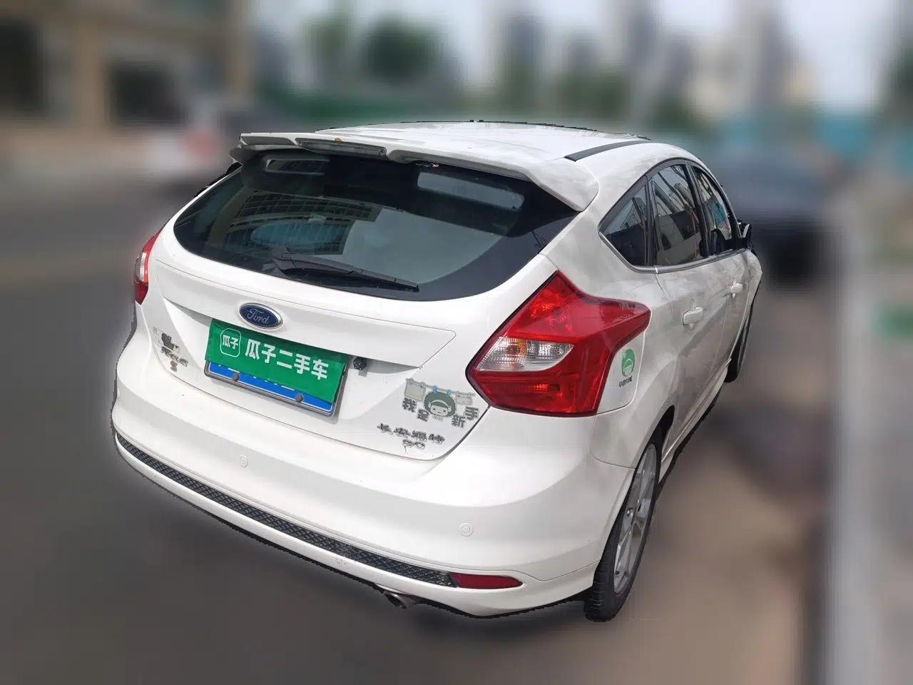 Ford Focus 2012 Hatchback 2.0L Automatic Luxury Sport Model — миниатюра 6
