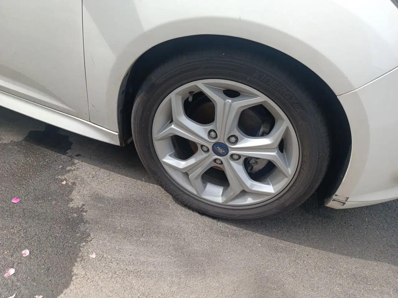 Ford Focus 2012 Hatchback 2.0L Automatic Luxury Sport Model — миниатюра 8