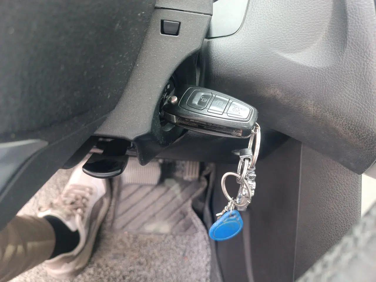 Ford Focus 2012 Hatchback 2.0L Automatic Luxury Sport Model — миниатюра 9