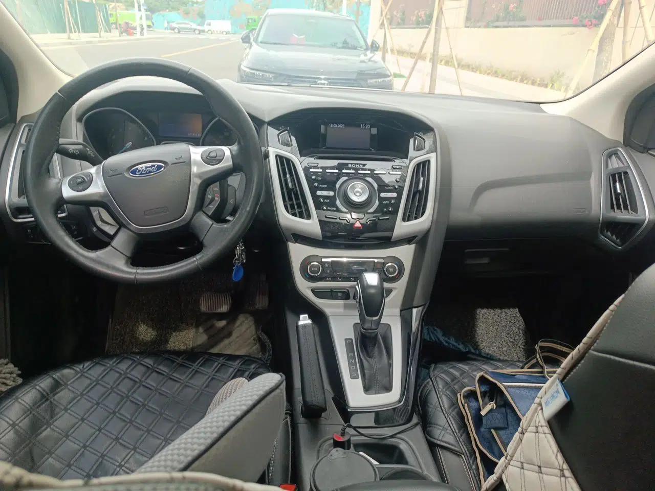 Ford Focus 2012 Hatchback 2.0L Automatic Luxury Sport Model — миниатюра 10