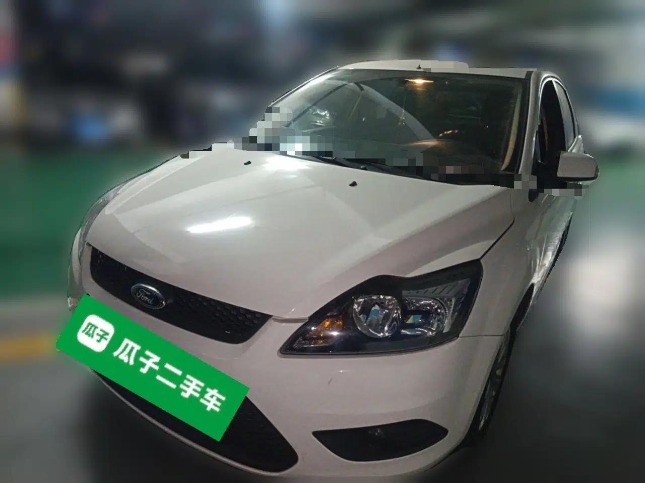 Ford Focus 2013 Hatchback Classic 1.8L Automatic Base Model — миниатюра 1