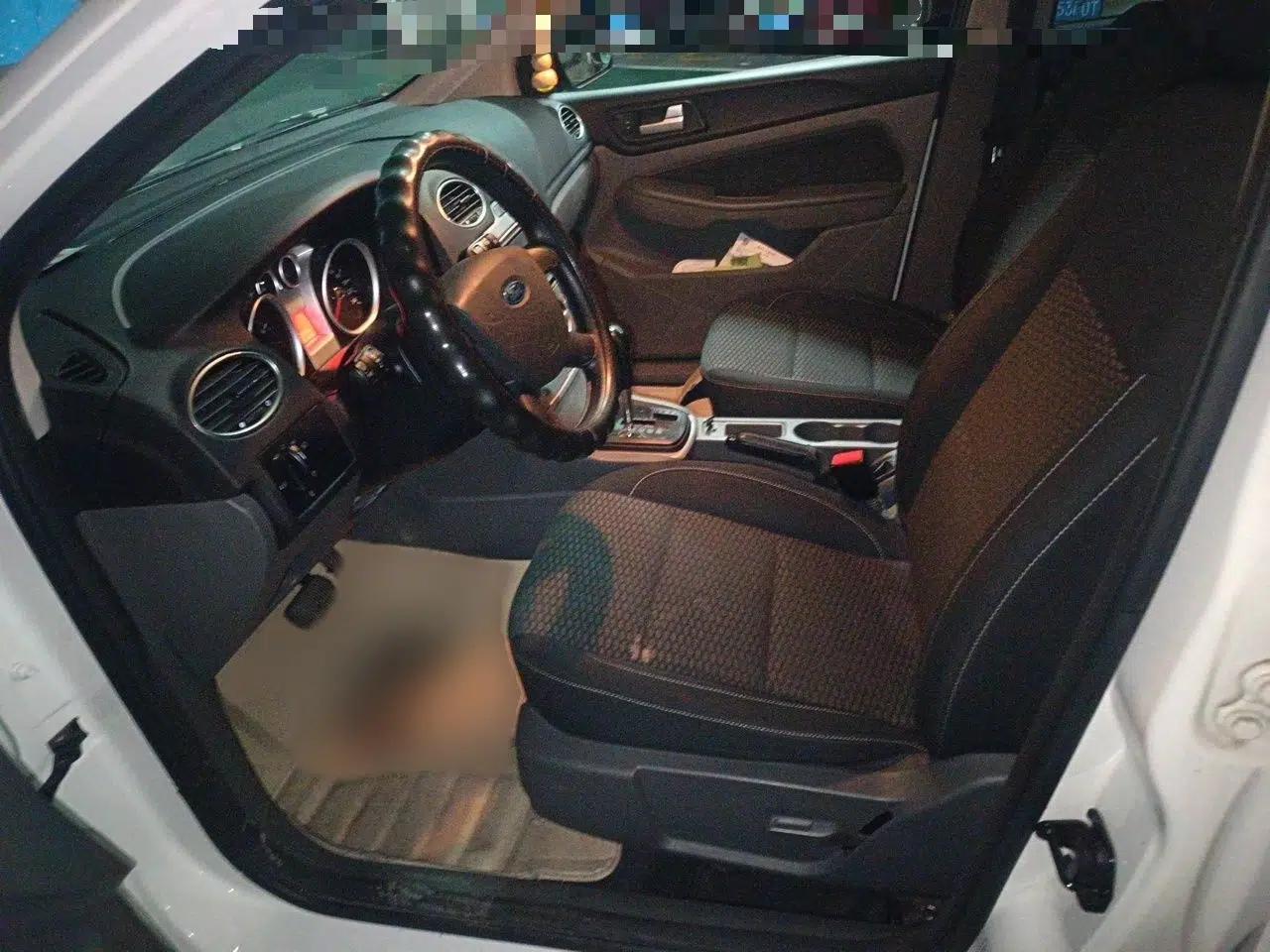 Ford Focus 2013 Hatchback Classic 1.8L Automatic Base Model — миниатюра 12
